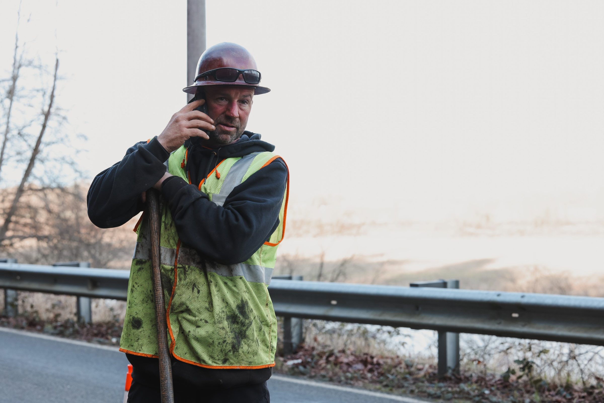 Operator on the phone, roadside