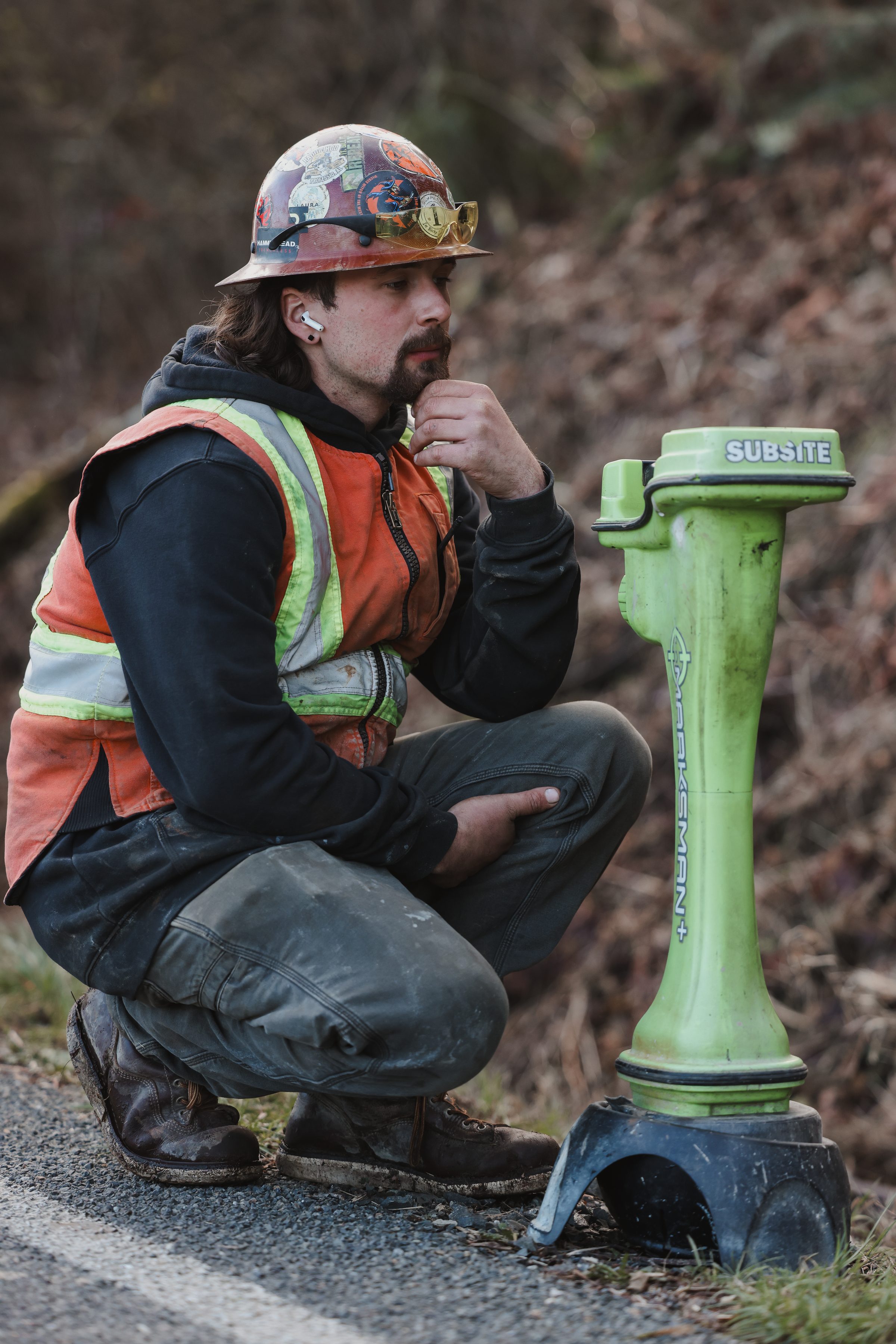 Operator crouching with Subsite locator